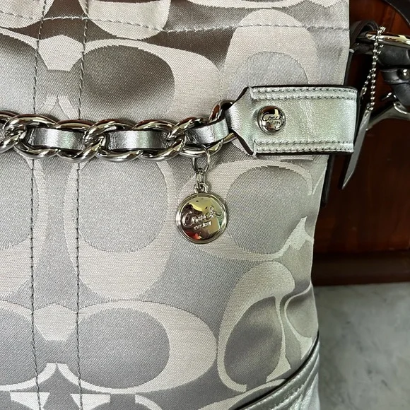 Coach Rare Crossbody/ Shoulder Bag Like New signature C silver/ metallic leather - Picture 4 of 16